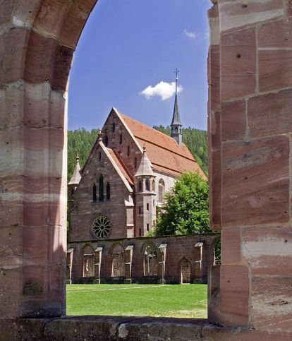 Blick vom Kreuzgang zur Marienkapelle von Kloster Hirsau