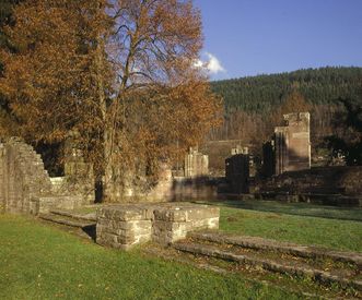 Vierung und Chorraum der Peter- und Paulskirche mit Ruine der Allerheiligenkapelle von Kloster Hirsau