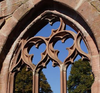 Detail von einem Fenster im Kreuzgang von Kloster Hirsau