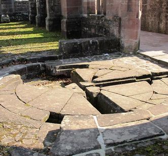 Reste des Brunnenhauses im Kloster Hirsau