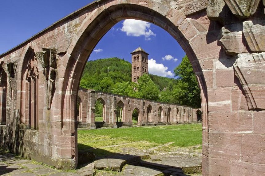 Gotische Spitzbögen als Ruinen mit Eulenturm in Kloster Hirsau