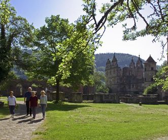 Besucher vor dem Jagdschloss von Kloster Hirsau