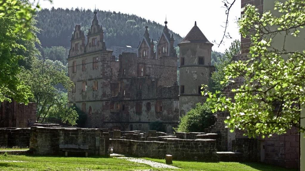 Ostflügel mit Treppenturm