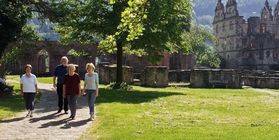 Besuchergruppe vor Klosterkulisse